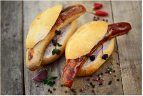 Frische Merquez-Wurst im Brötchen mit Tomate, Rucola und Mozzarella