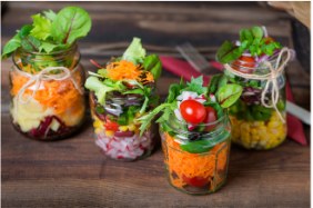 Bunte Salate im Glas
